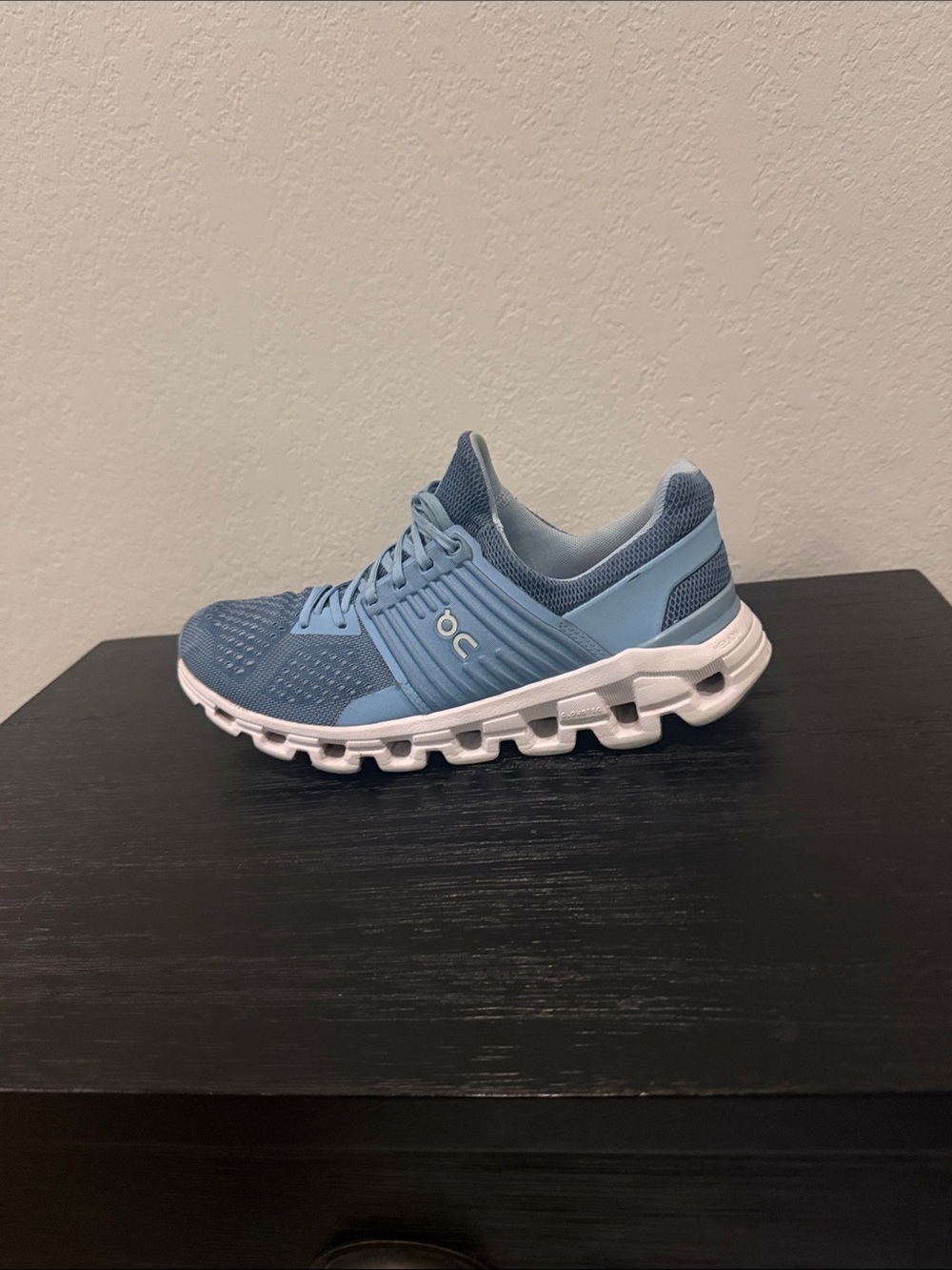 On Cloud Running Women's Size 8 Cloudswift in Light Blue and White W8 Training